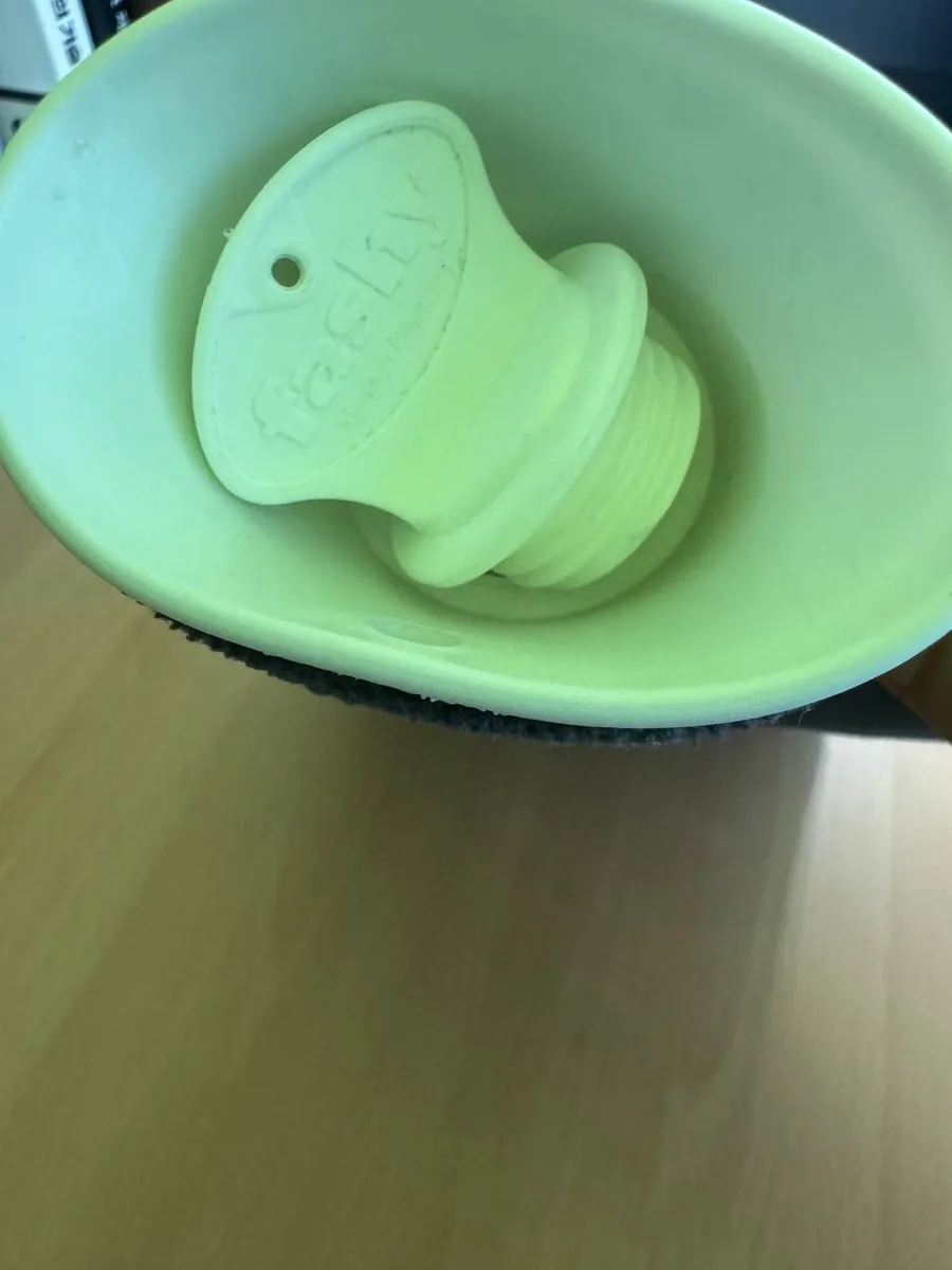 물주머니 입구를 위에서 내려다본 사진. fashy 각인이 있는 연두색 나사식 마개가 입구에 놓여 있다