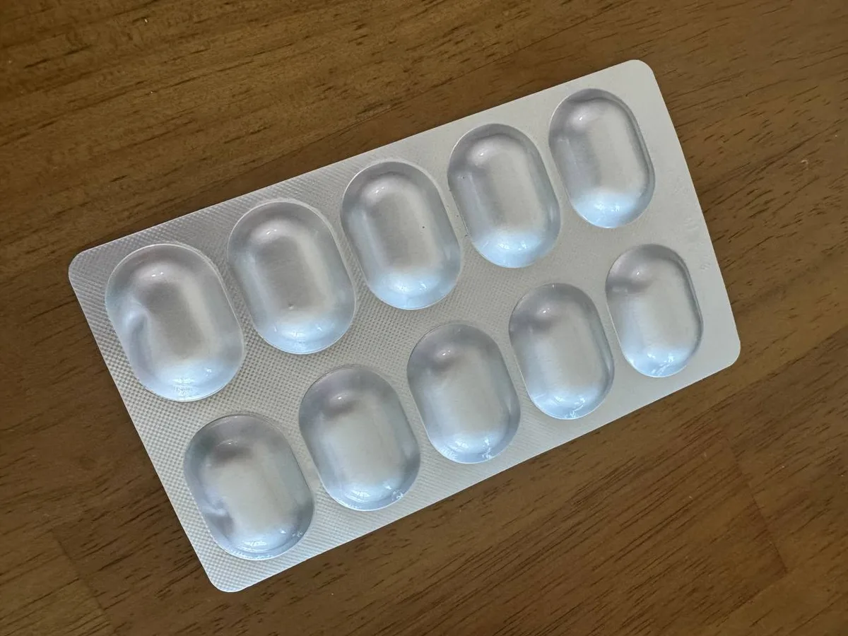 상자를 열면 이런 블리스터 시트가 나옵니다. 낱개 이중 은박 포장이라 통에서 덜어 먹는 제품보다 들고 다니기 편합니다. 락토비프 유산균이 낱개로 밀봉된 은박 블리스터 시트. 열 칸짜리 한 판이 나무 책상 위에 놓여 있다
