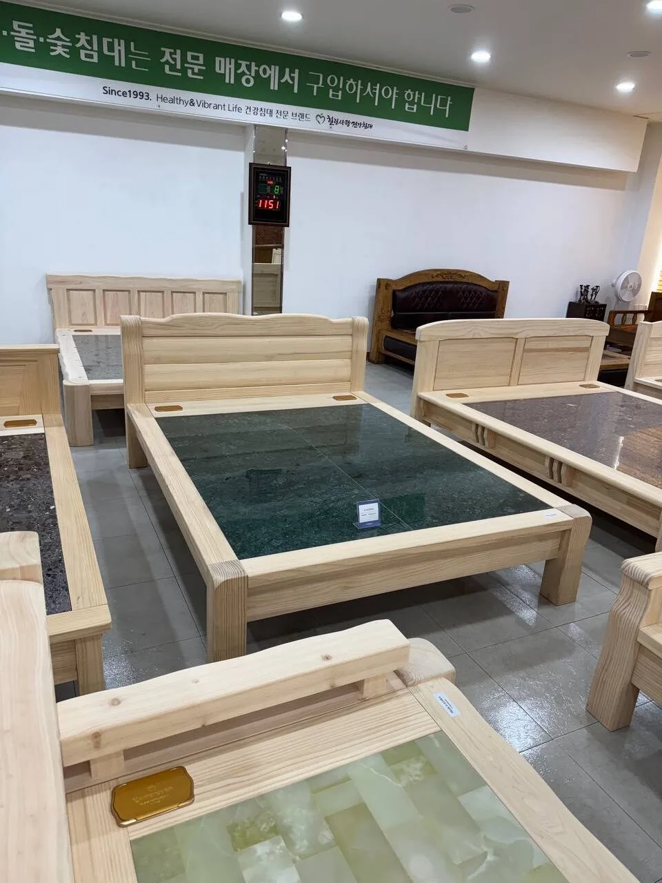 원목 프레임에 옥·돌 상판을 올린 돌침대들이 전시된 매장 내부